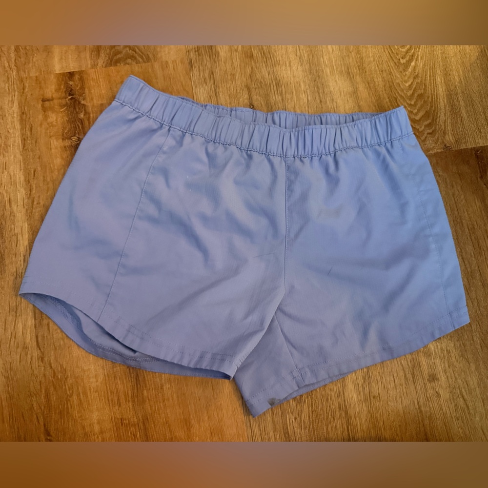 Light purple women’s Columbia PFG shorts
